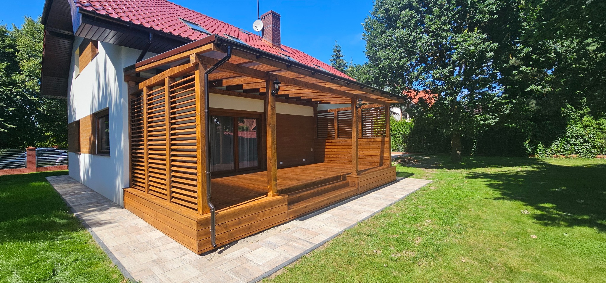 Calos w kolorze palisander, konstrukcja, taras i shuttersy