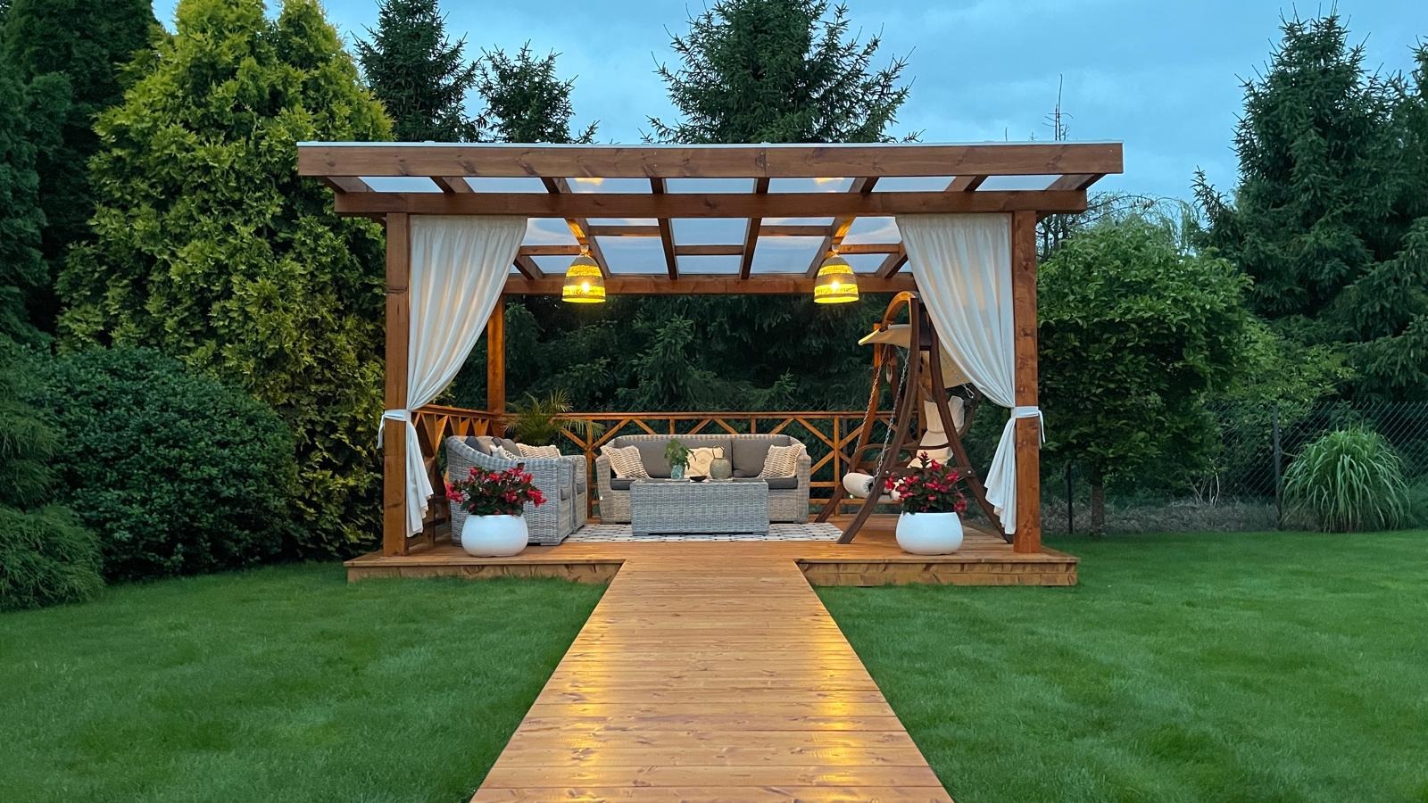 Zadaszenie w stylu balijskim wykonane w Kobylnicy, odtworzona dokladnie balustrada balijska