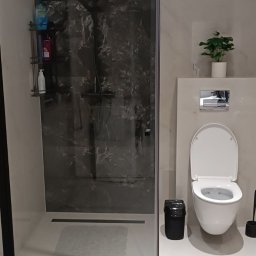 Wykonuje kompleksowe wykończenia wnętrz. Zajmuje się remontem budynków z rynku wtórnego oraz wykończenia stanów deweloperskich 