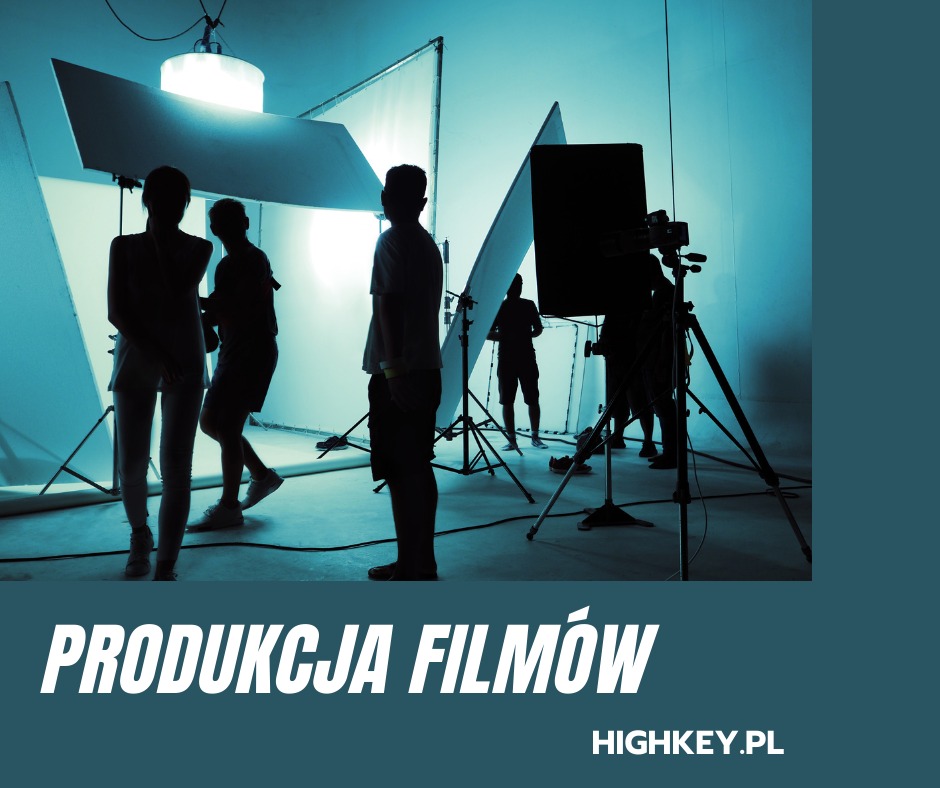 Ekipa filmowa w studiu: oświetlenie, blendy, kamera na statywie, sylwetki aktorów i reżysera podczas kręcenia sceny. Atmosfera profesjonalizmu i kreatywności.