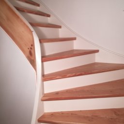 Szlifowane i malowane stare schody