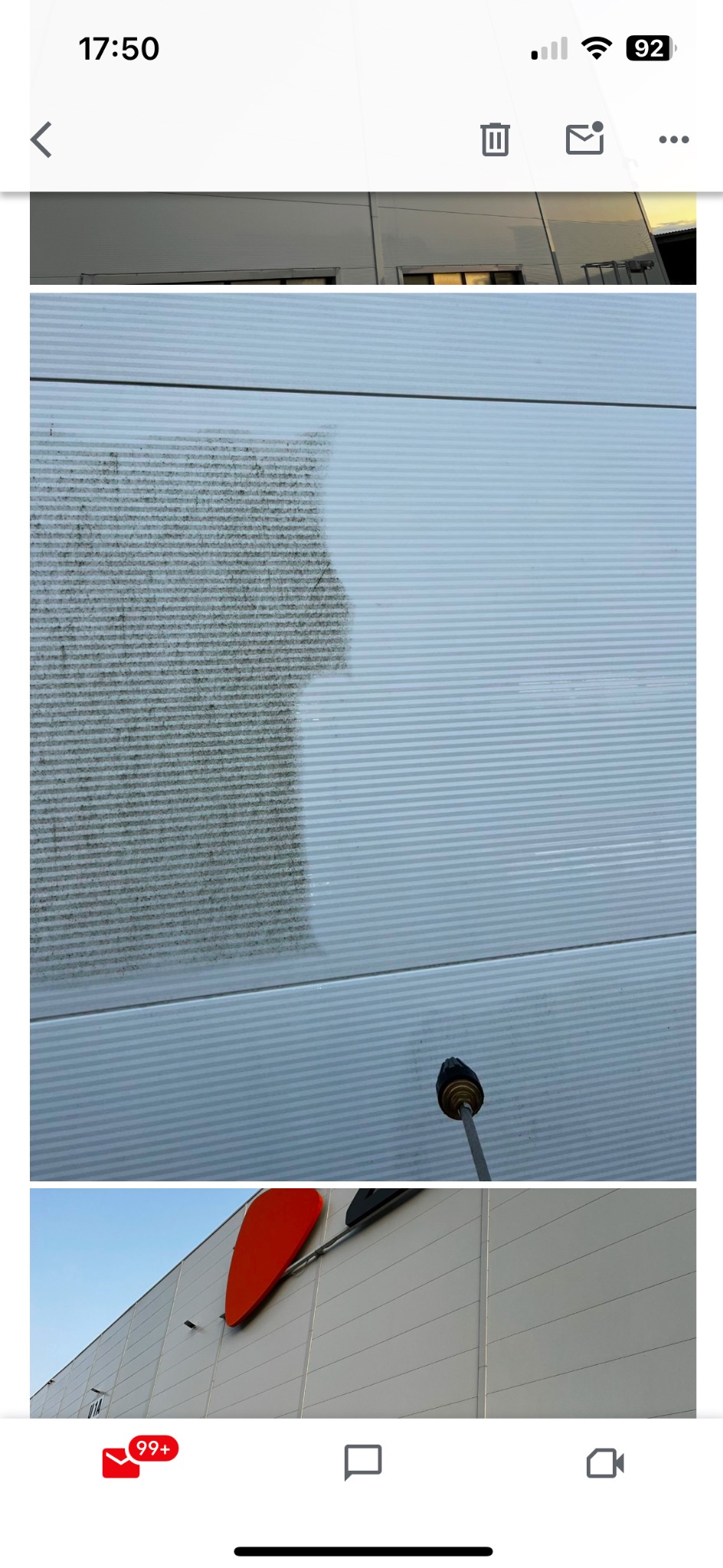 Czyszczenie elewacji budynku przemysłowego z widoczną różnicą między umytą a brudną powierzchnią, z użyciem myjki ciśnieniowej.