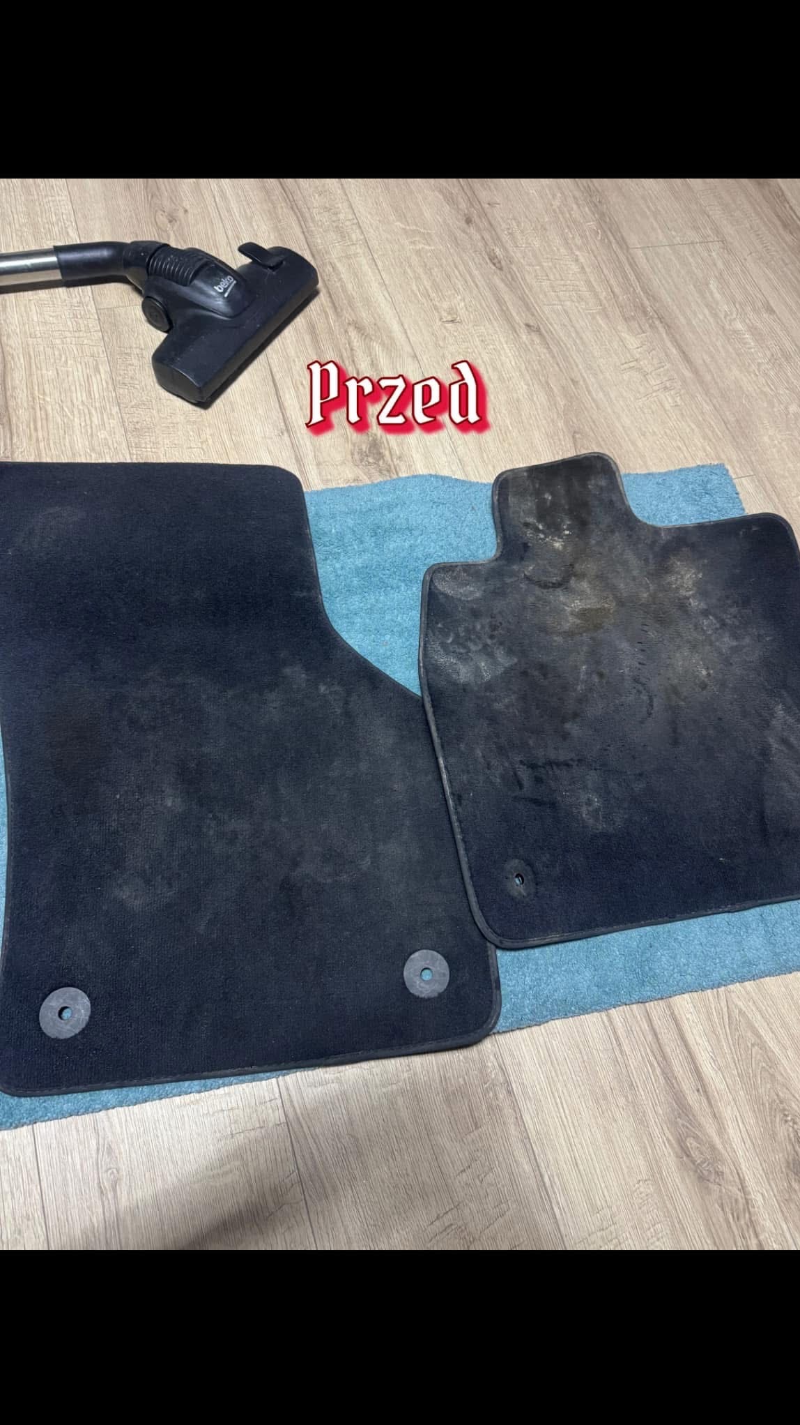 Dwa czarne dywaniki samochodowe na niebieskiej ścierce, jeden czysty, drugi brudny, z napisem 'Przed' i odkurzaczem w tle. Ukazują efekt przed czyszczeniem.