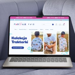 Sellflow Sp. z o.o. - Laptop prezentuje stronę sklepu internetowego z kolekcją ubranek dziecięcych w motywie traktorów. Widoczne menu, zdjęcia produktów i przycisk 'Sprawdź szczegóły'.