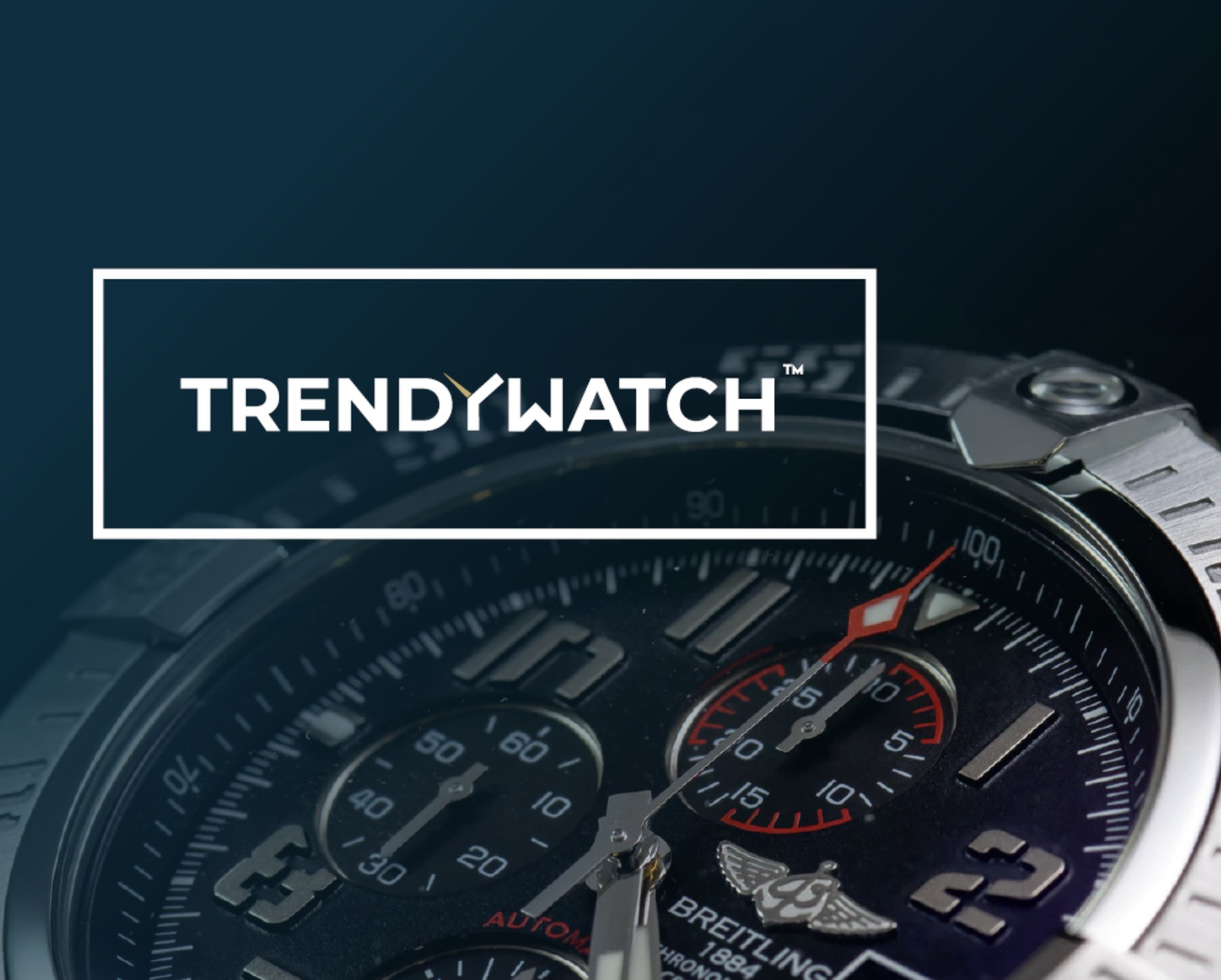 Zbliżenie na tarczę zegarka Breitling z logo TrendyWatch nałożonym na górę, ciemne tło.