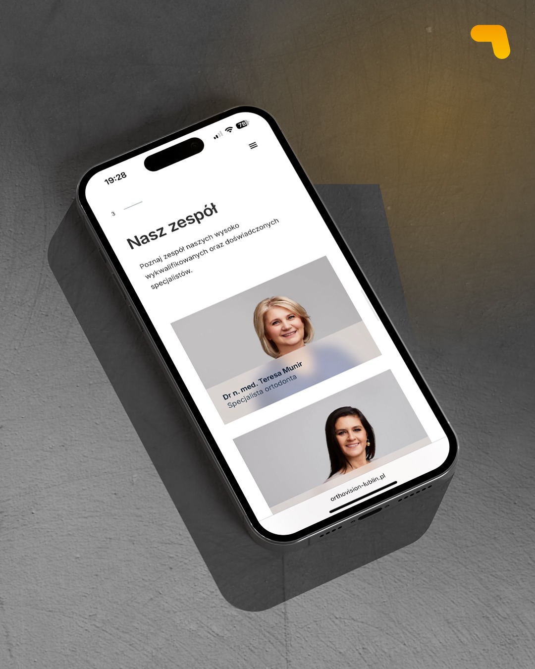 Prezentacja zespołu na ekranie smartfona, z portretami i opisami specjalistów. Minimalistyczny design strony internetowej, nowoczesny interfejs użytkownika.