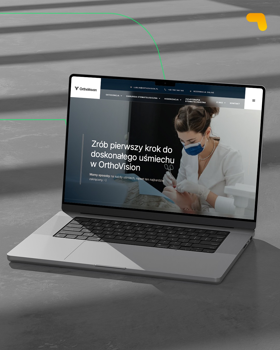 Laptop wyświetla stronę OrthoVision z dentystą w trakcie zabiegu. Strona z hasłem: Zrób pierwszy krok do doskonałego uśmiechu w OrthoVision.