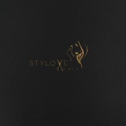 M&S Consulting - Złote logo 'STYLOVE cięcie' na czarnym teksturowanym tle, przedstawiające stylizowaną twarz kobiety z dłońmi przy policzku i nożyczkami fryzjerskimi.