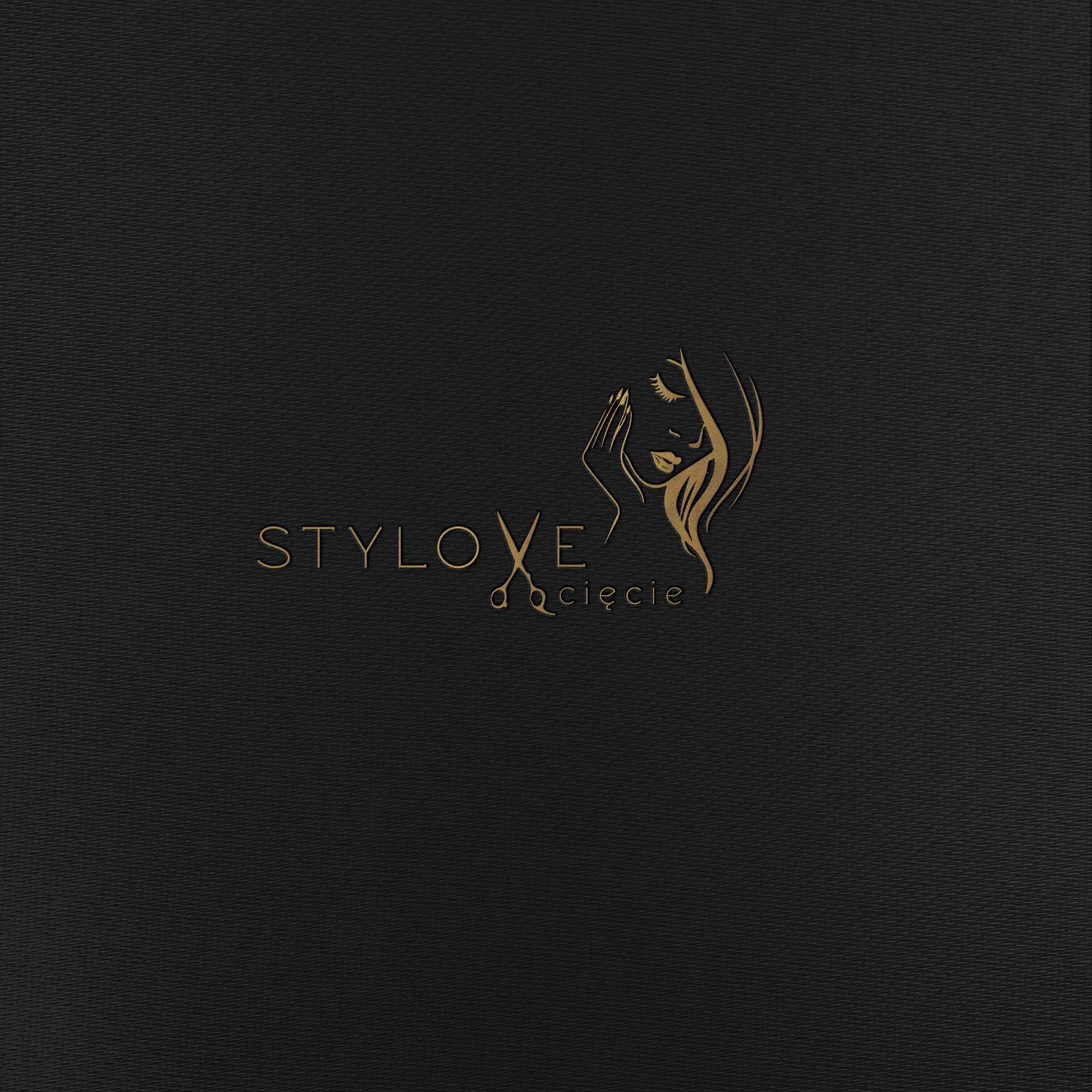 Złote logo 'STYLOVE cięcie' na czarnym teksturowanym tle, przedstawiające stylizowaną twarz kobiety z dłońmi przy policzku i nożyczkami fryzjerskimi.