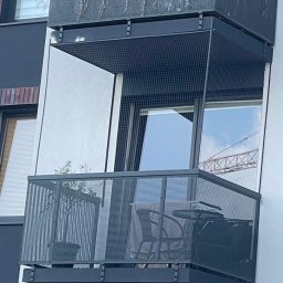 Paweł Michałowski - Montaż siatki dla kotów na balkonie.