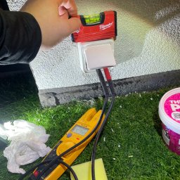 Paweł Michałowski - Montaż gniazda zewntrznego.