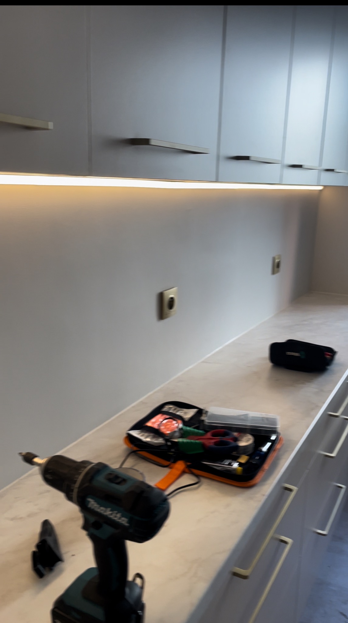 Oświetlenie LED pod szafkami kuchennymi.