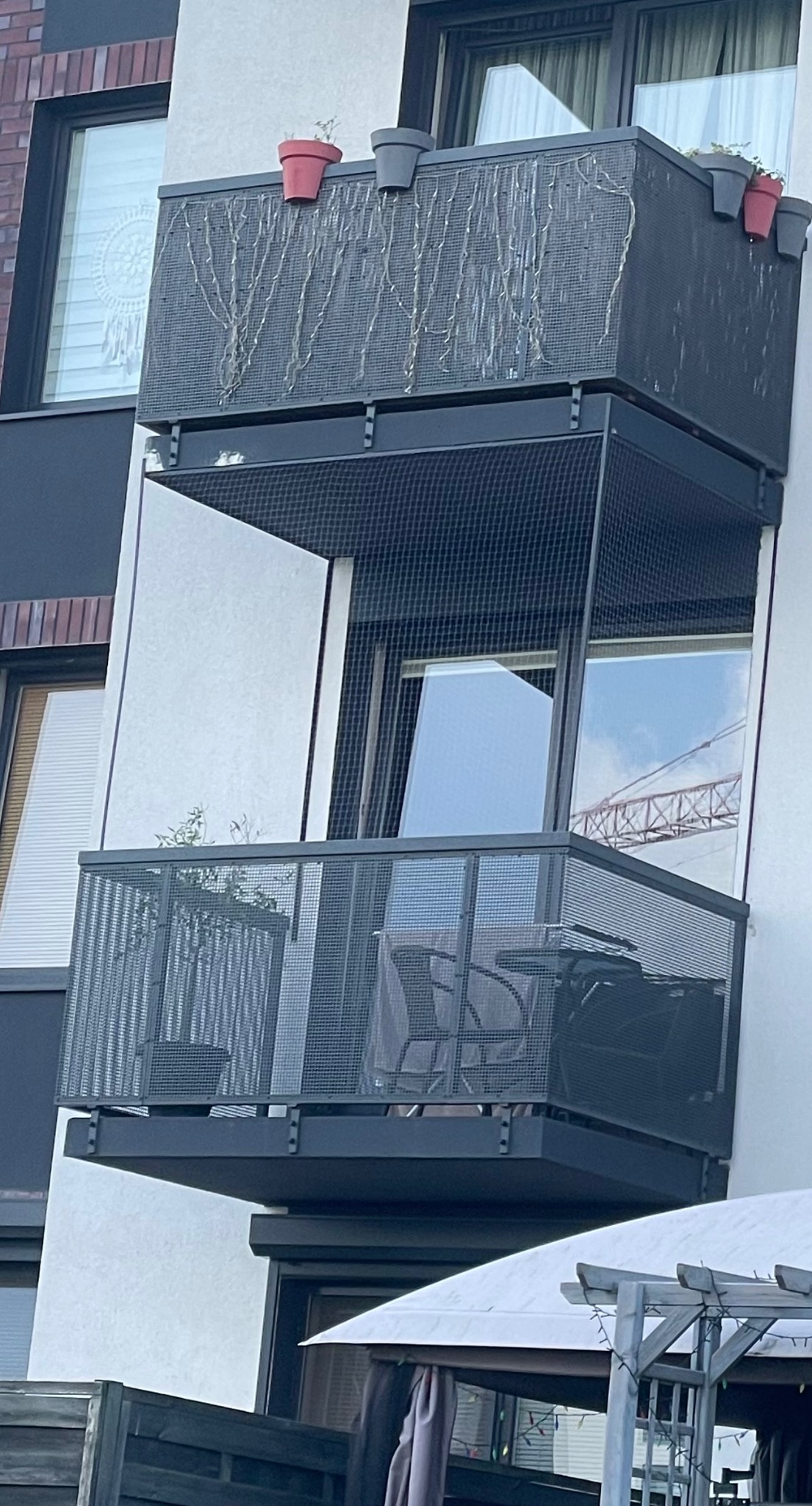 Montaż siatki dla kotów na balkonie.