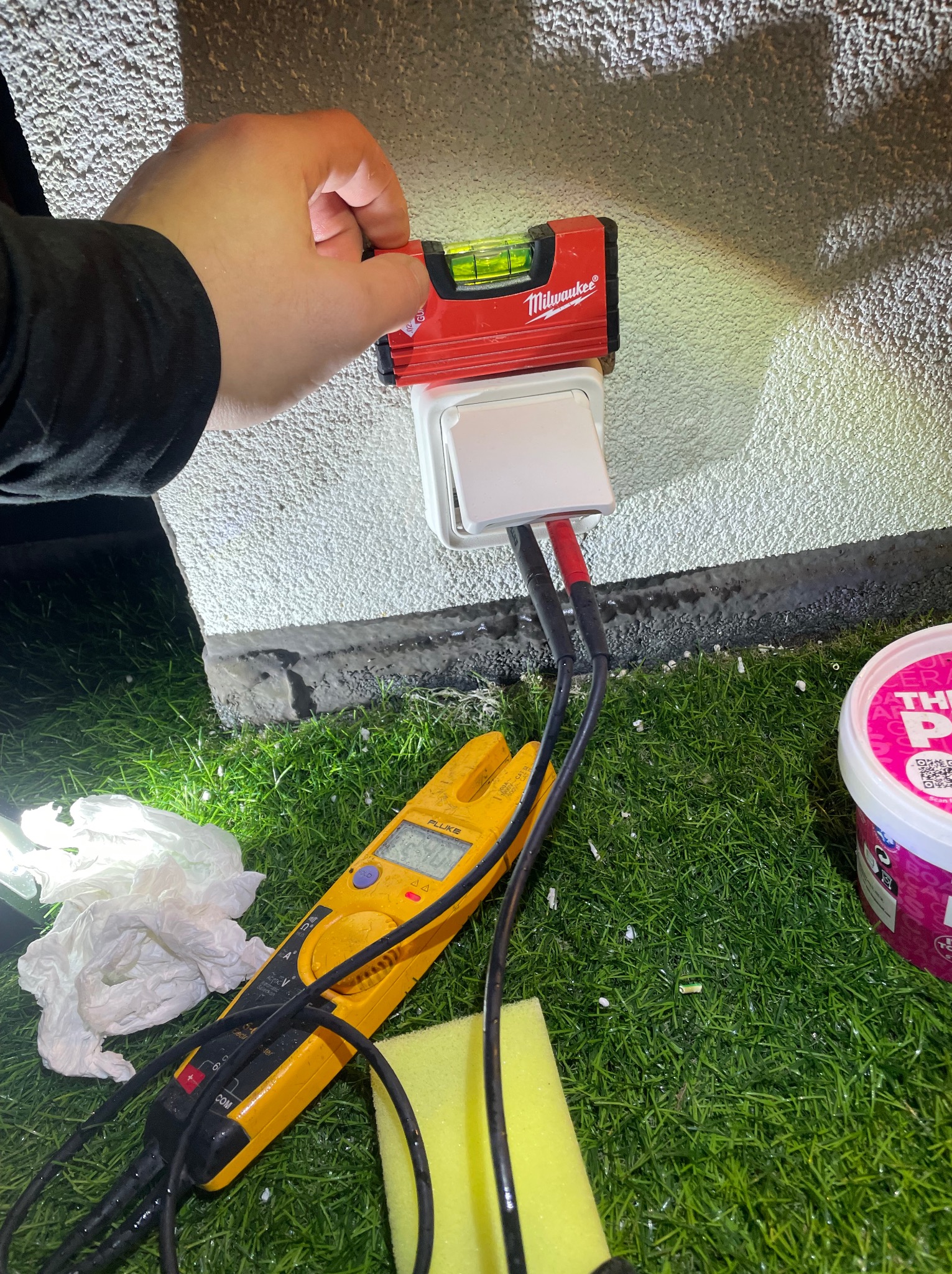 Montaż gniazda zewntrznego.