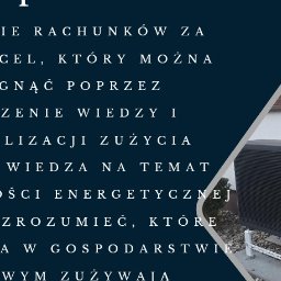 TDK&ProService - Czarna pompa ciepła na białym stelażu, widoczna na tle ściany budynku, z tekstem informacyjnym o oszczędzaniu energii po lewej stronie.