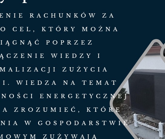 Czarna pompa ciepła na białym stelażu, widoczna na tle ściany budynku, z tekstem informacyjnym o oszczędzaniu energii po lewej stronie.