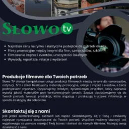 Grafika reklamowa firmy Słowo TV oferującej produkcje filmowe, z panoramą lokalnych budynków i zbliżeniem na kamerzystę z profesjonalnym sprzętem.