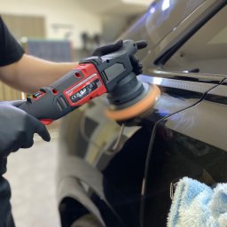 RB MOTORS RAFAŁ BOGACKI - Detailing czarnego samochodu: polerowanie lakieru za pomocą polerki elektrycznej Milwaukee M18 FROP15, widoczny efekt hologramów na lakierze przed polerowaniem.