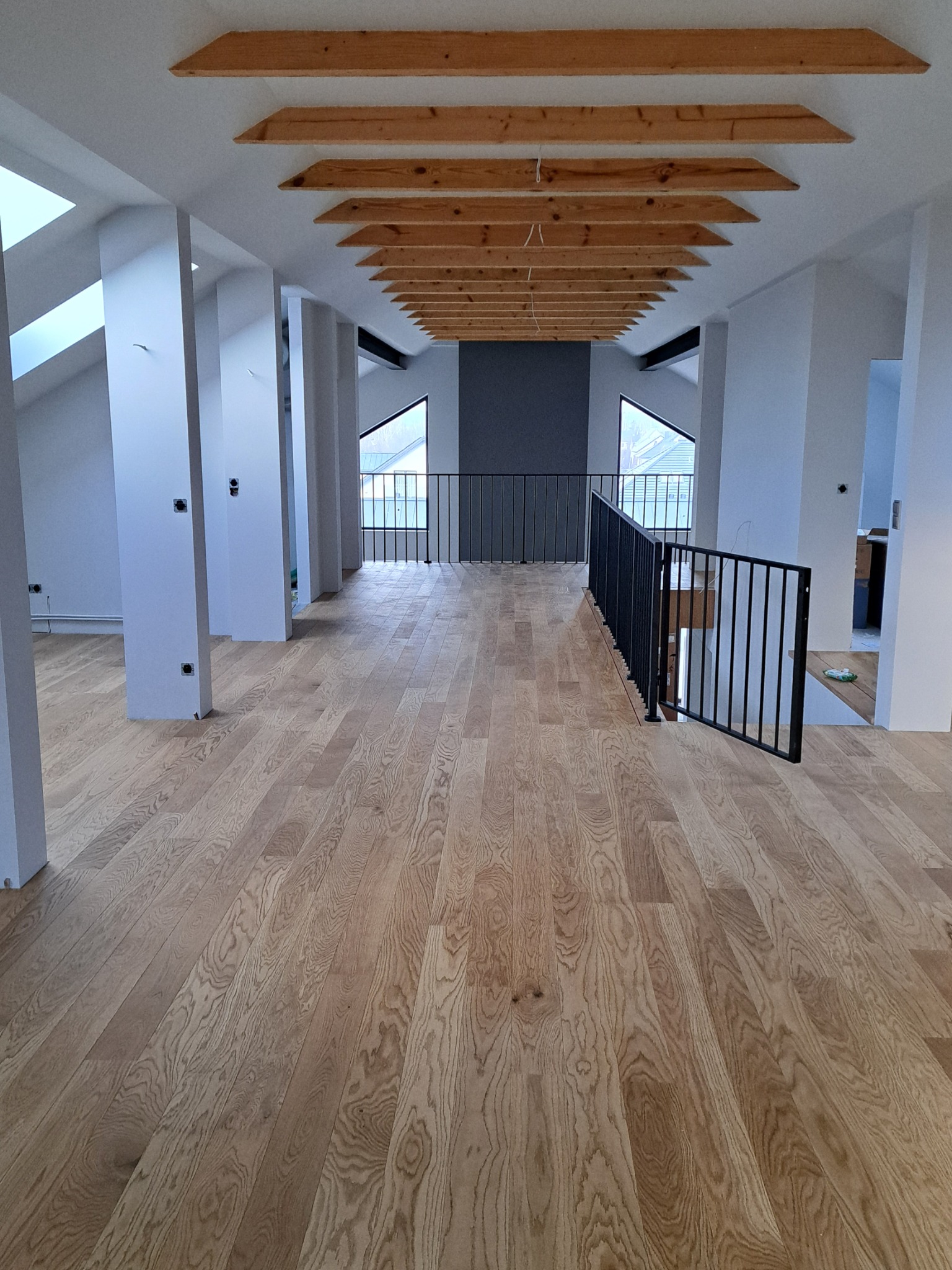 Deski dębowe lakirowane.