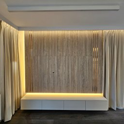 EKONEX SPÓŁKA Z OGRANICZONĄ ODPOWIEDZIALNOŚCIĄ - Ściana TV zabudowa gk, położenie płytek z listwami dekoracyjnymi podświetlenie led.