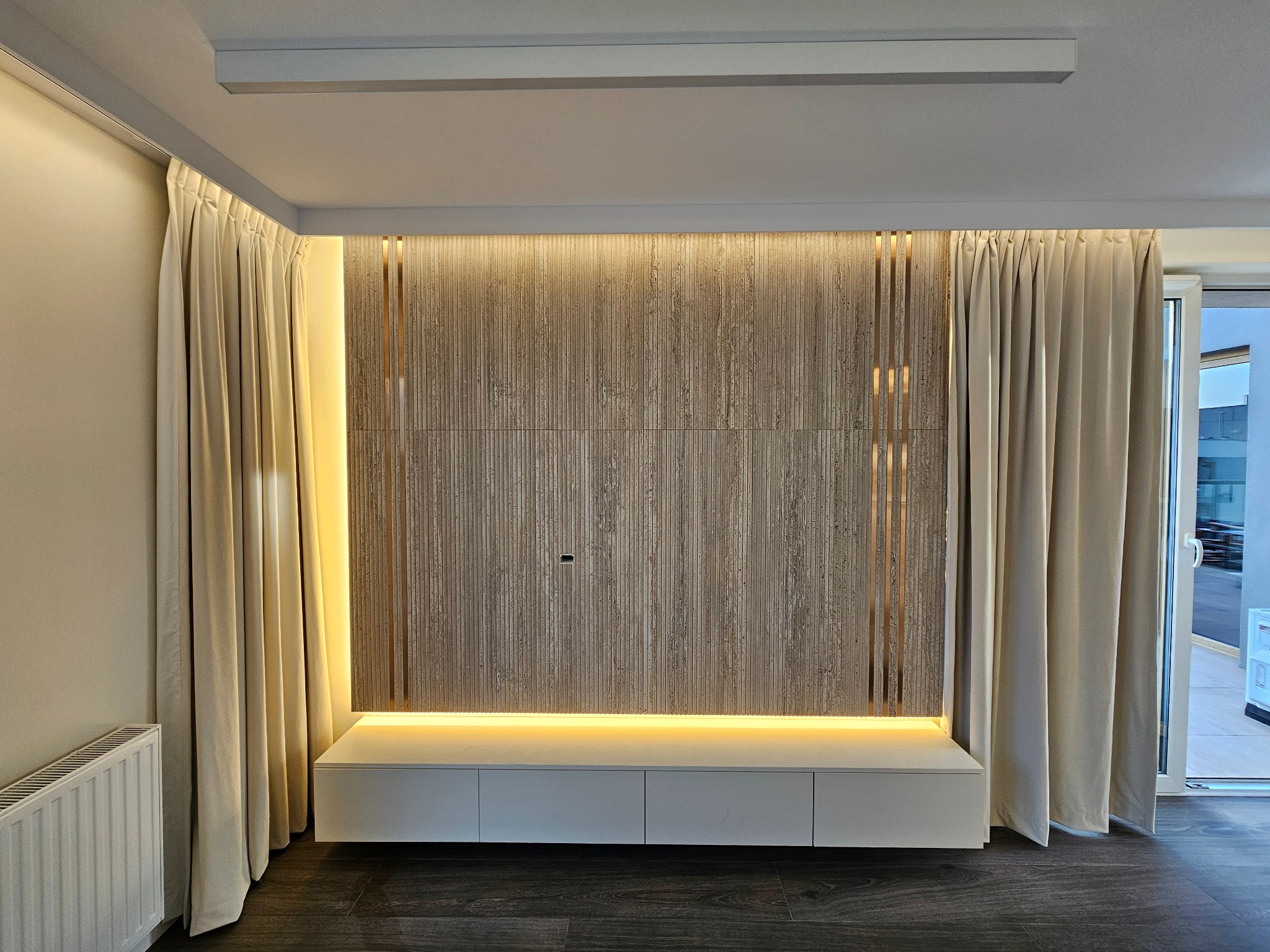 Ściana TV zabudowa gk, położenie płytek z listwami dekoracyjnymi podświetlenie led.