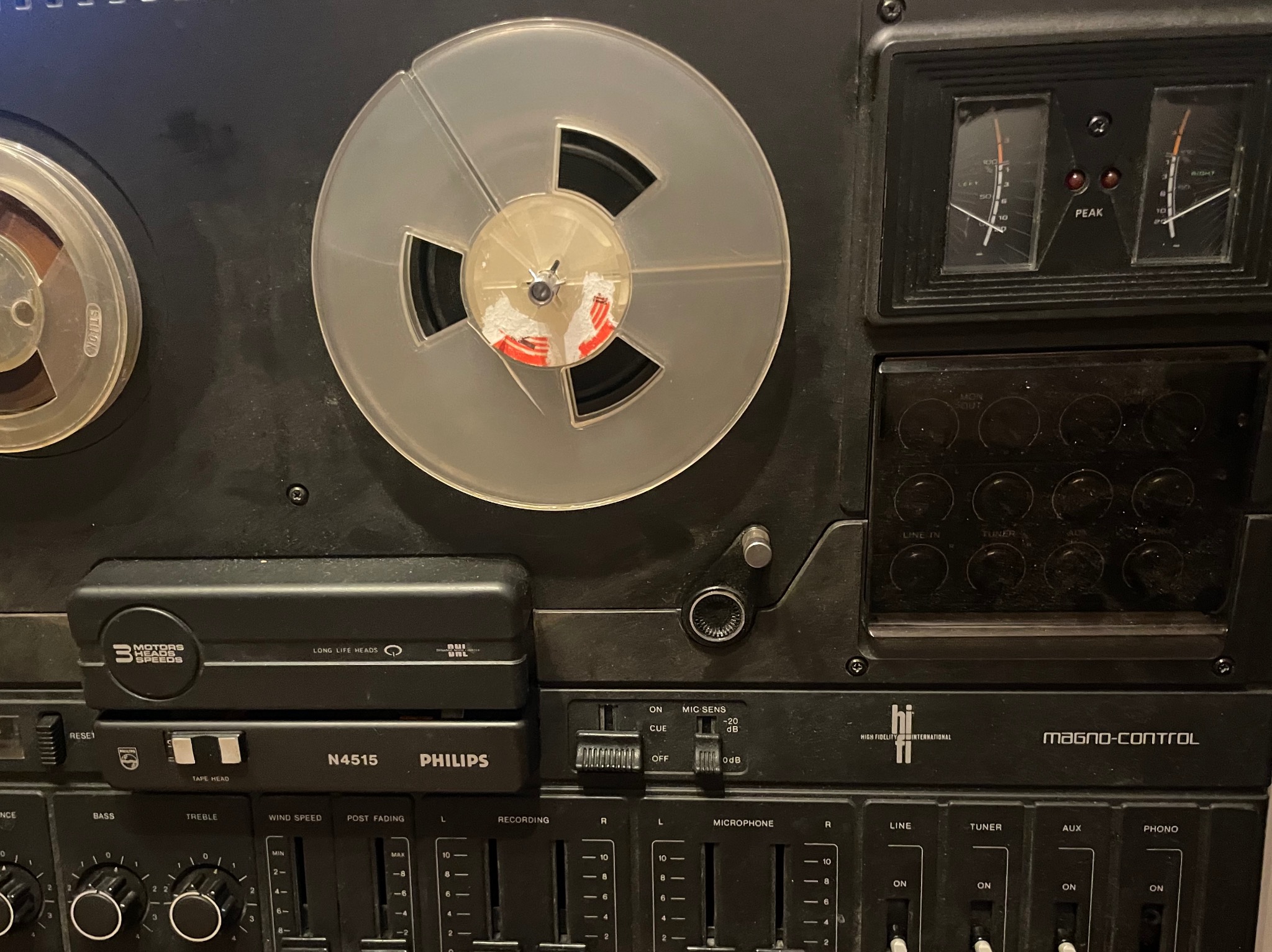 Magnetofon szpulowy Philips N4515 Magno-Control z widocznymi szpulami, wskaźnikami wysterowania i panelami sterowania. Sprzęt audio vintage.