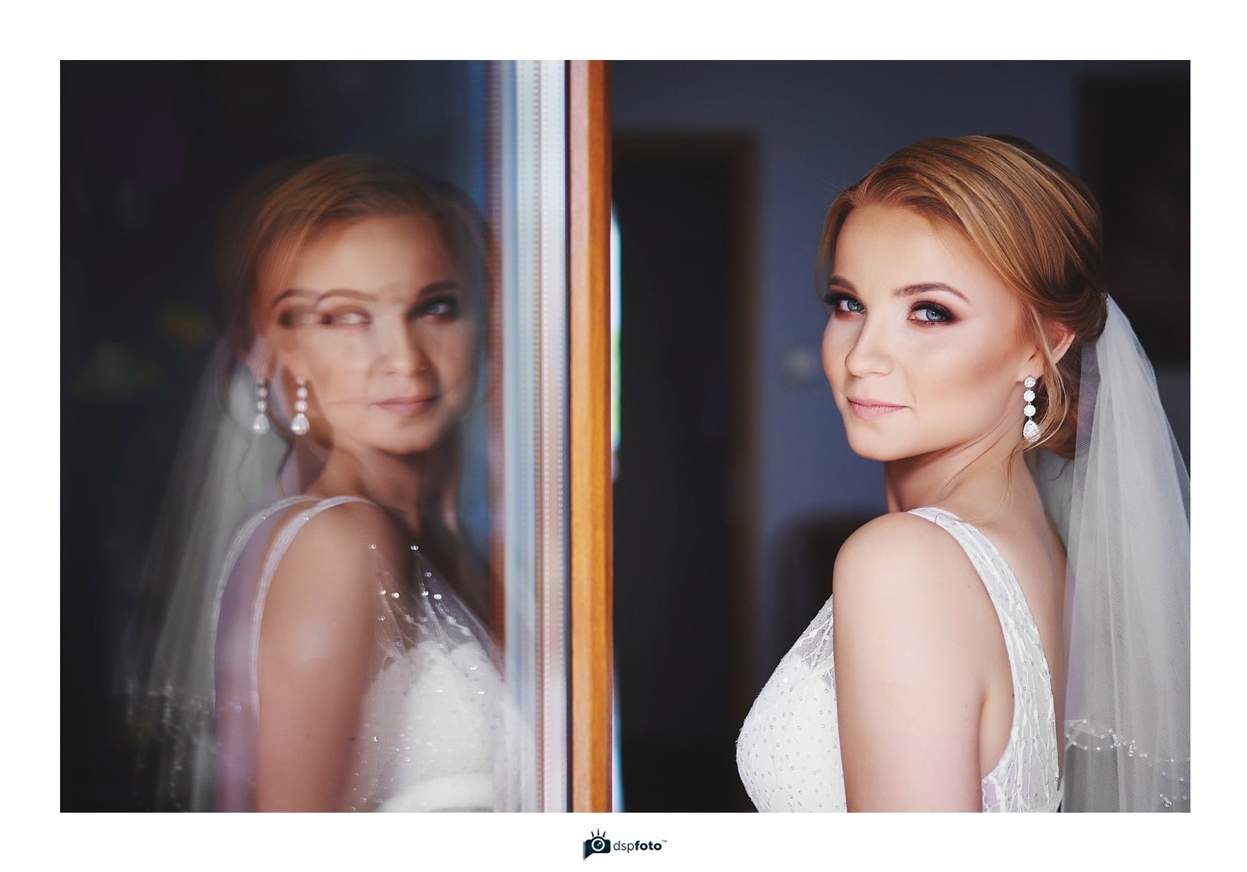 Panna młoda w białej sukni z welonem, spoglądająca przez ramię, z odbiciem w lustrze.