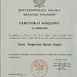 Skan certyfikatu księgowego wydanego przez Ministra Finansów Rzeczypospolitej Polskiej, numer 42056/2010, potwierdzający kwalifikacje Małgorzaty Doroty Kugler do usługowego prowadzenia ksiąg...