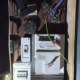 Przebudowa rozdzielni na klatce schodowej w bloku z wielkiej płyty pod doprowadzenie do mieszkania trzech faz dla indykcji