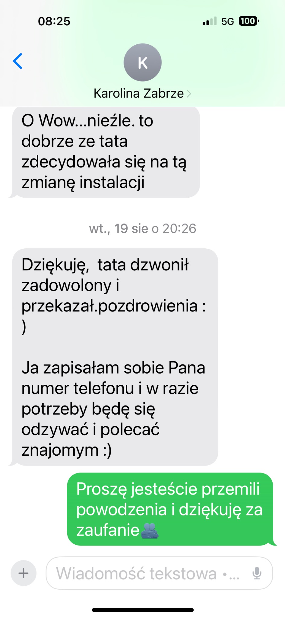 Zrzut ekranu konwersacji SMS z podziękowaniami za zmianę instalacji. Klient zadowolony z wykonanej usługi, poleca fachowca znajomym.