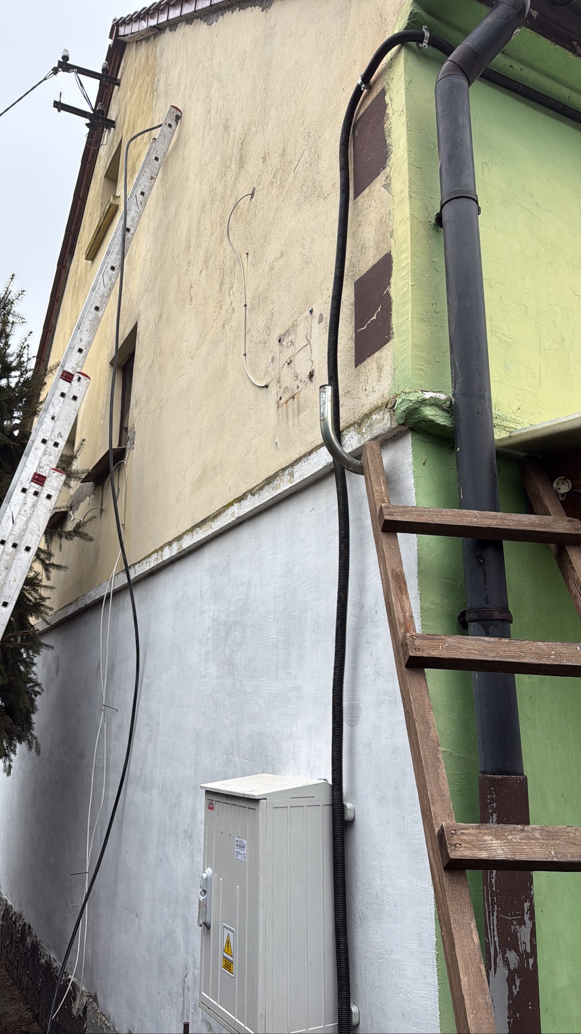 Nowe przyłącze domu jednorodzinnego napowietrzne przeniesienie licznika na elewację w związku z zaleceniem tauronu