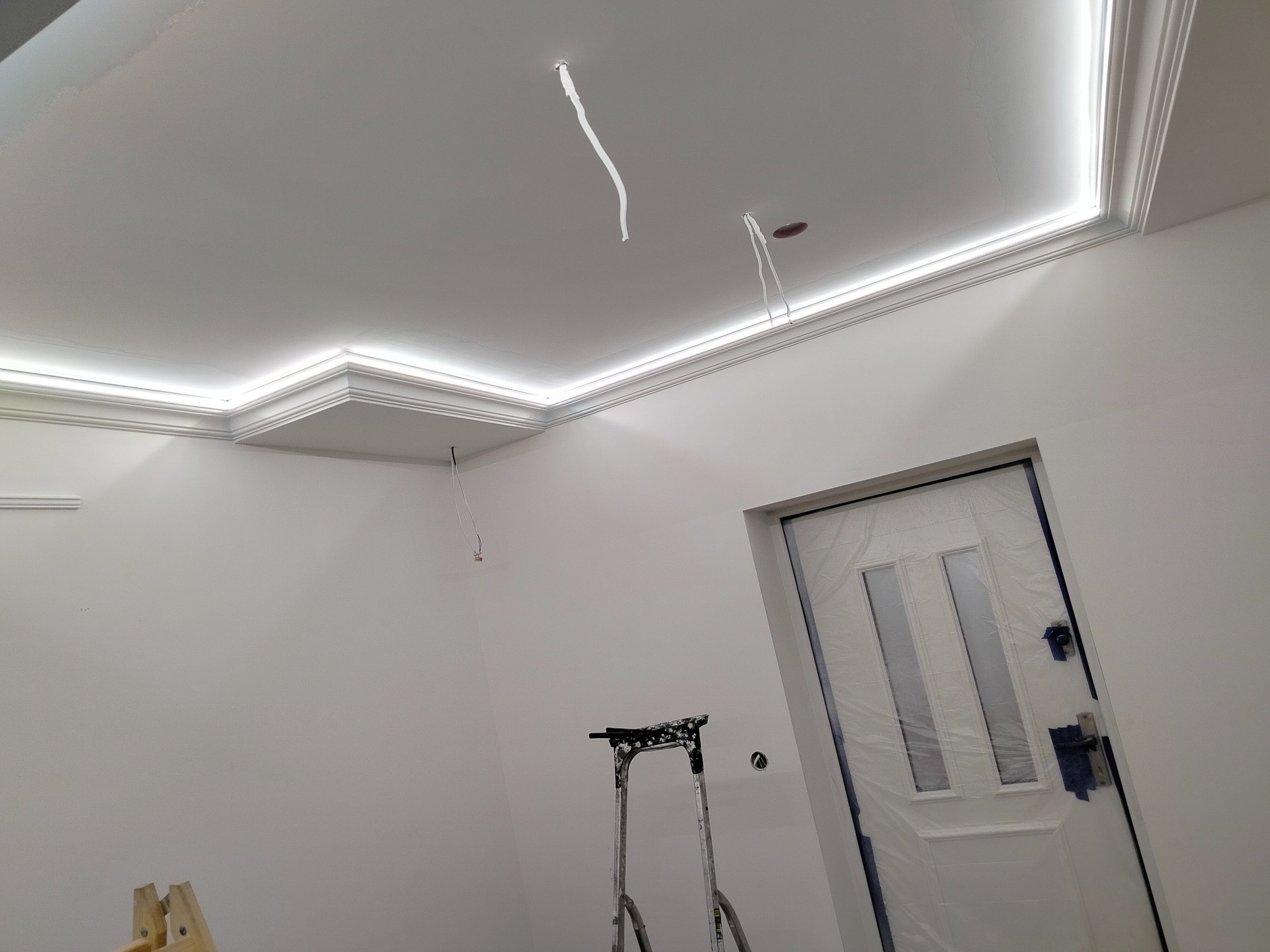 Sztukateria przy sufitowa z listwami LED