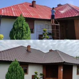 Dwa ujęcia tego samego domu: górne przedstawia pracownika na rusztowaniu czyszczącego czerwoną dachówkę myjką ciśnieniową, dolne ukazuje dach po czyszczeniu z brązową dachówką.