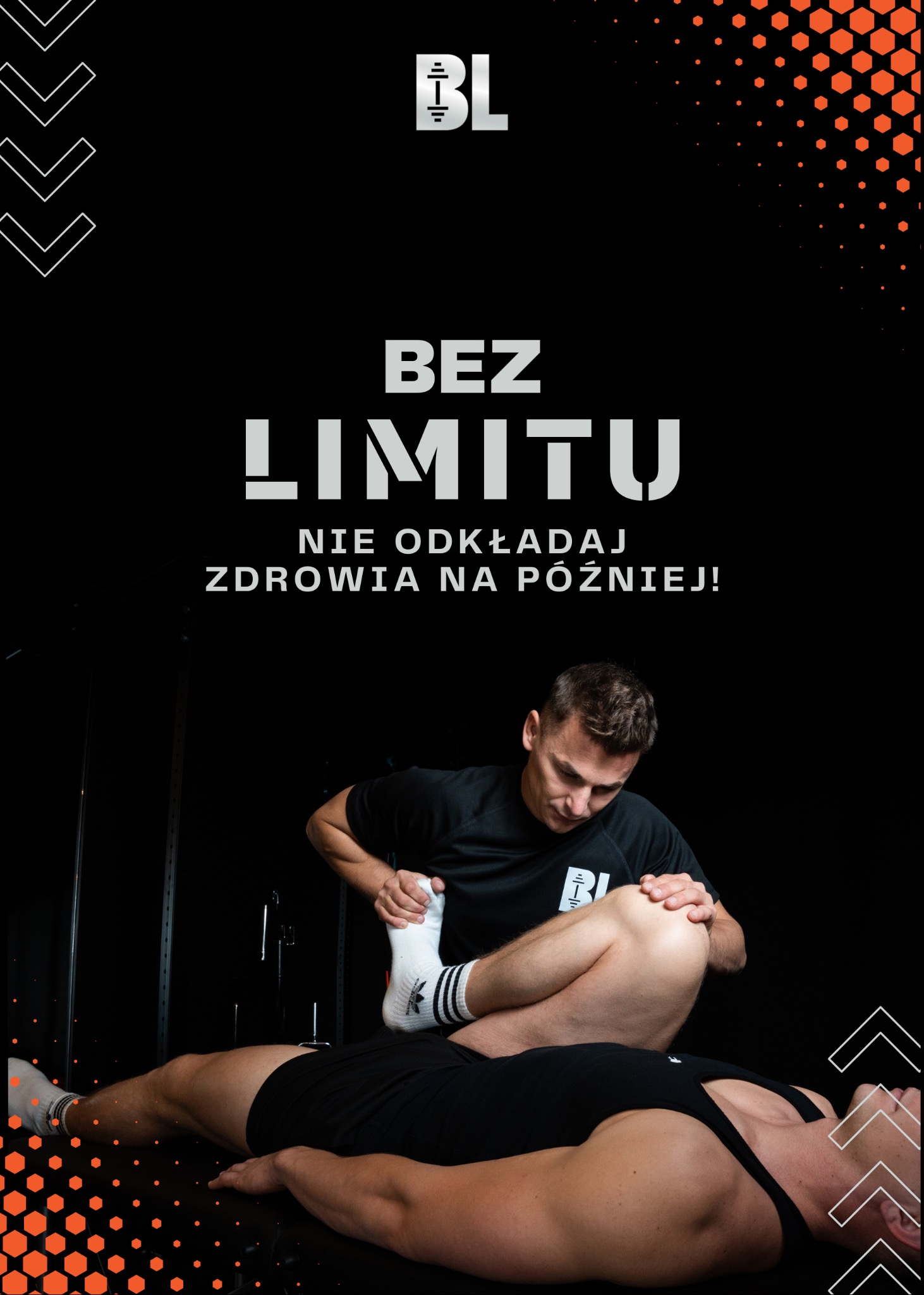 Mężczyzna w czarnej koszulce rozciąga nogę leżącego klienta w białych skarpetach Adidas na czarnym tle z pomarańczowymi akcentami graficznymi i logo 'BL'.