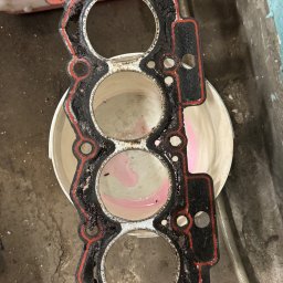 Zniszczona uszczelka głowicy 