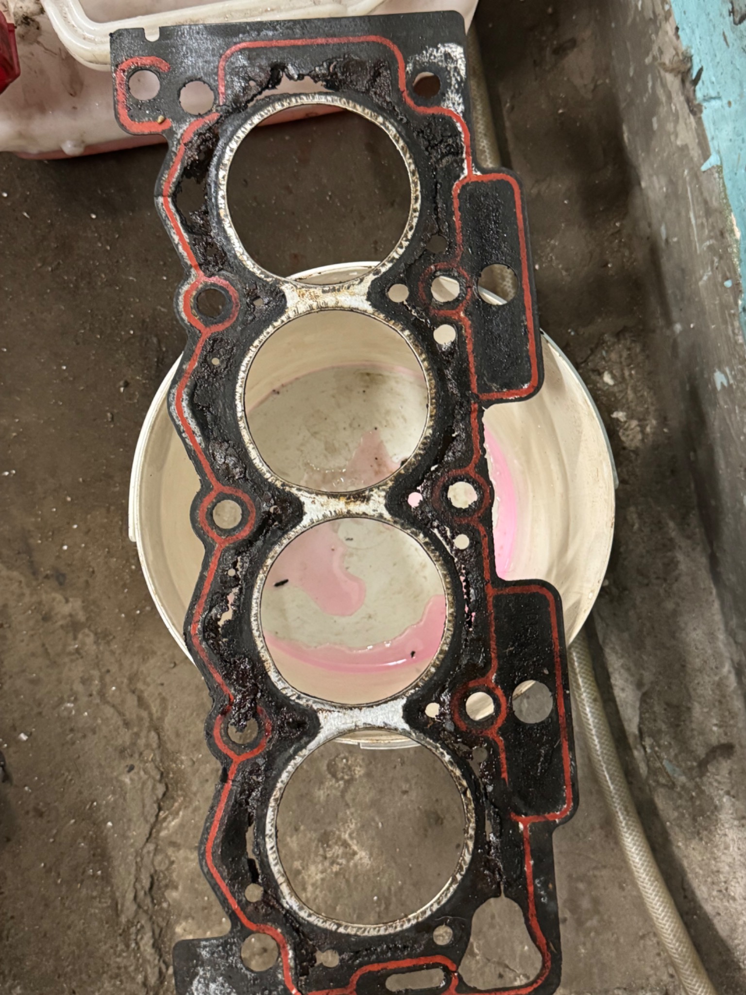 Zniszczona uszczelka głowicy