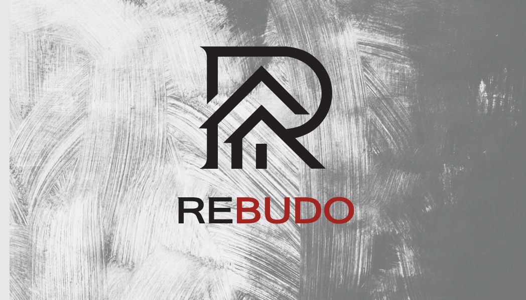Abstrakcyjne tło z logo firmy REBUDO w kolorach czerni i czerwieni, stylizowane na pociągnięcia pędzlem.