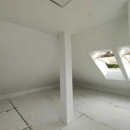 Poddasze wyszpachlowane i zagruntowane farbą gruntującą firmy Greinplast