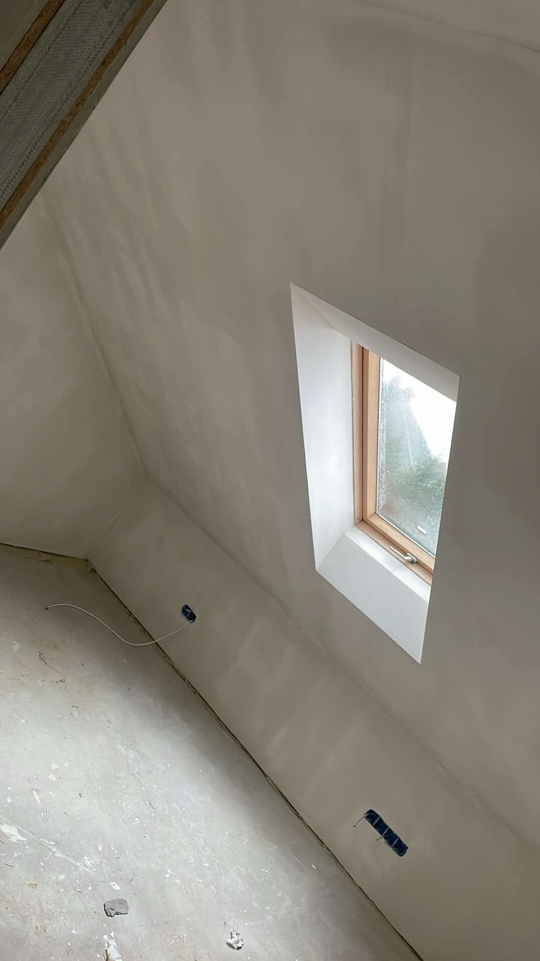 Poddasze wyszpachlowane na gotowo przy użyciu gładzi firmy greinplast.