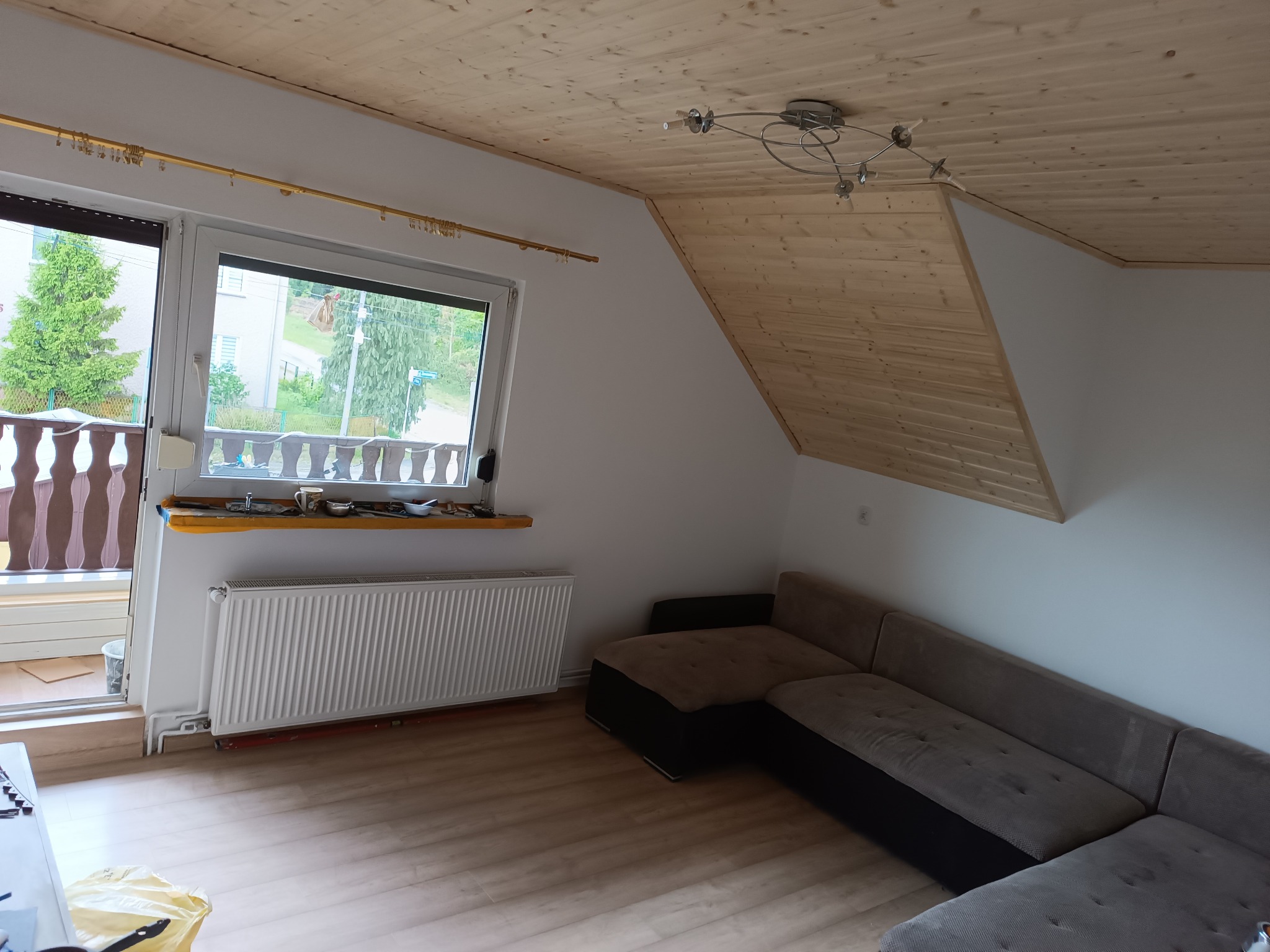 Odmalowanie, montaż paneli oraz listew, ocieplenie oraz montaż boazerii na suficie. Czas realizacji 1,5tyg