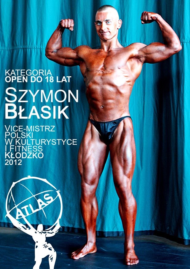 Młody kulturysta Szymon Błasik, wicemistrz Polski w kulturystyce i fitness Kłodzko 2012, prezentuje umięśnioną sylwetkę na tle turkusowej zasłony.