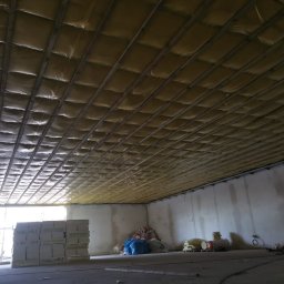 Szkielet sufitu podwieszanego. Paroizolacja i długie łaty.