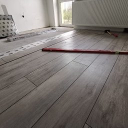 Ułożenie podłogi w remontowanym mieszkaniu. Podkład, panele podłogowe i listwy przypodłogowe.