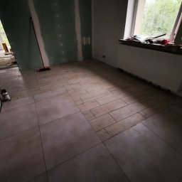 Remont kuchni. Płytki ceramiczne na podłodze, na ścianach płyty g-k i klasyczne gładzie na istniejących tynkach.