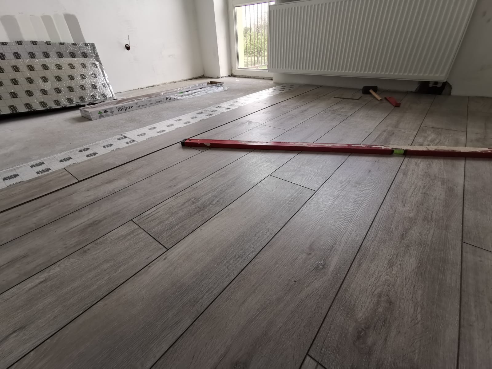 Ułożenie podłogi w remontowanym mieszkaniu. Podkład, panele podłogowe i listwy przypodłogowe.