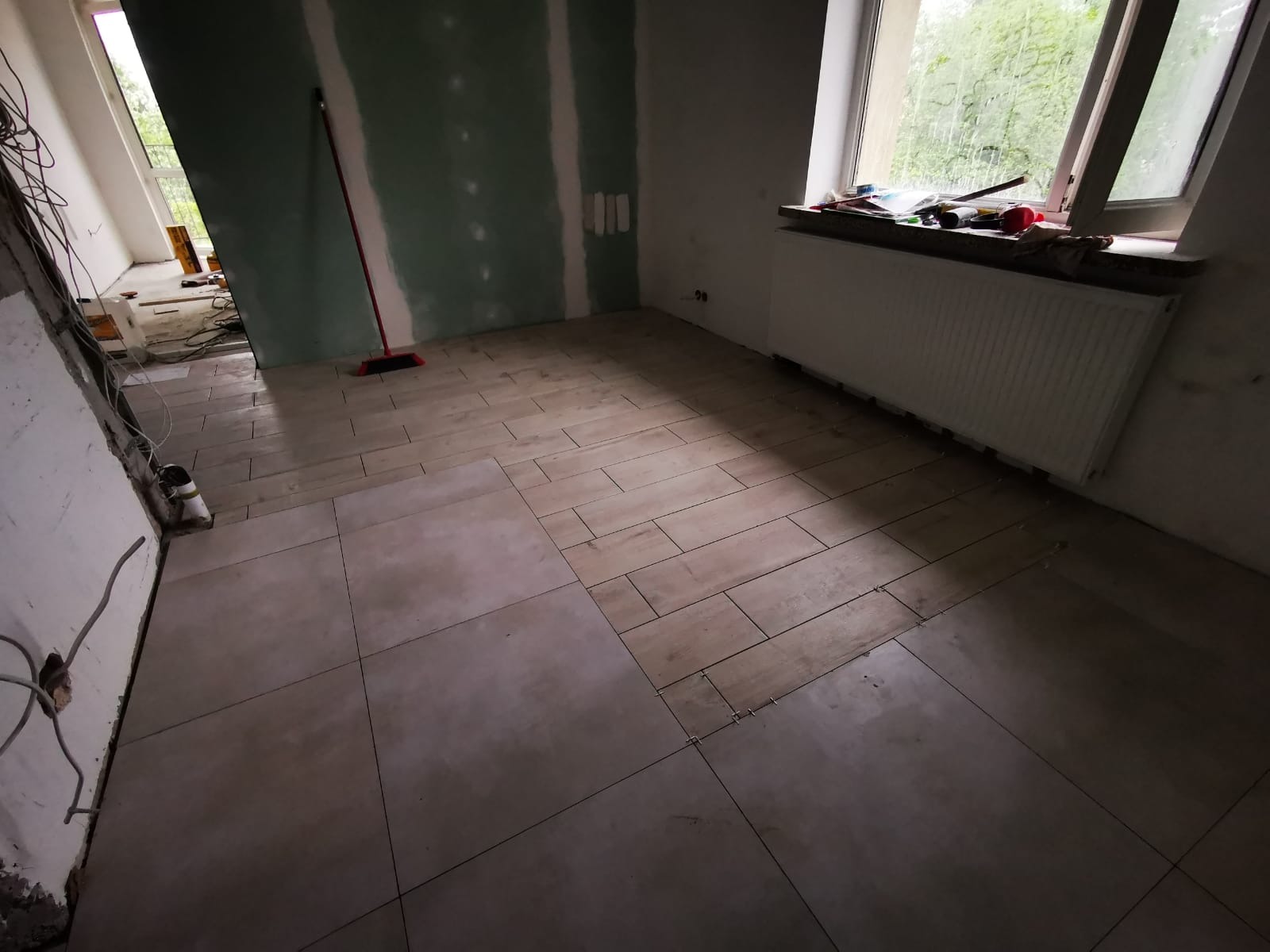 Remont kuchni. Płytki ceramiczne na podłodze, na ścianach płyty g-k i klasyczne gładzie na istniejących tynkach.