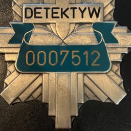 Na zdjęciu widoczna jest licencjonowana odznaka detektywa. To symbol tego, jak ważne jest, by wybierać wyłącznie detektywów z ważną licencją, gwarantującą legalność, profesjonalizm i bezpieczeństwo działań.