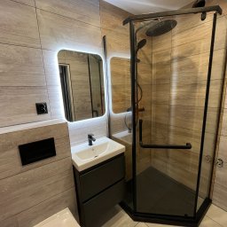 Łazienka po generalnym remoncie  z przebudową i nową instalacją wodno -kanalizacyjną i elektryczną