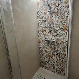 Generalany remont łazienki według projektu z podwyższonym brodzikiem z płytek