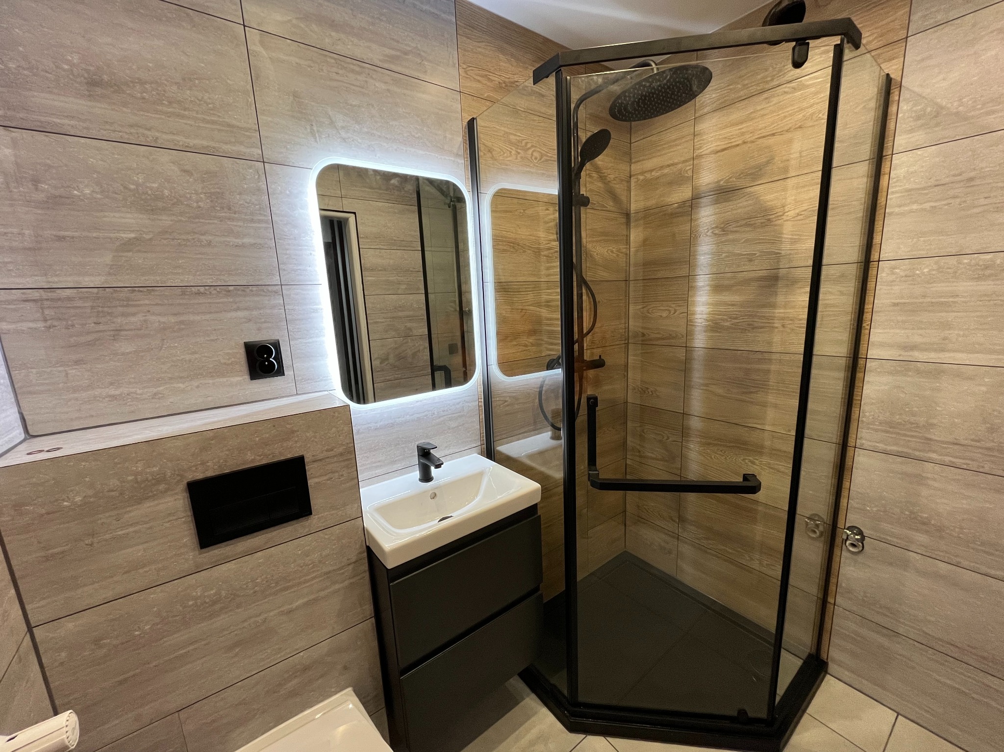 Łazienka po generalnym remoncie z przebudową i nową instalacją wodno -kanalizacyjną i elektryczną